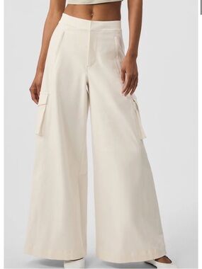 ALO yoga show off cargo XS NWOT